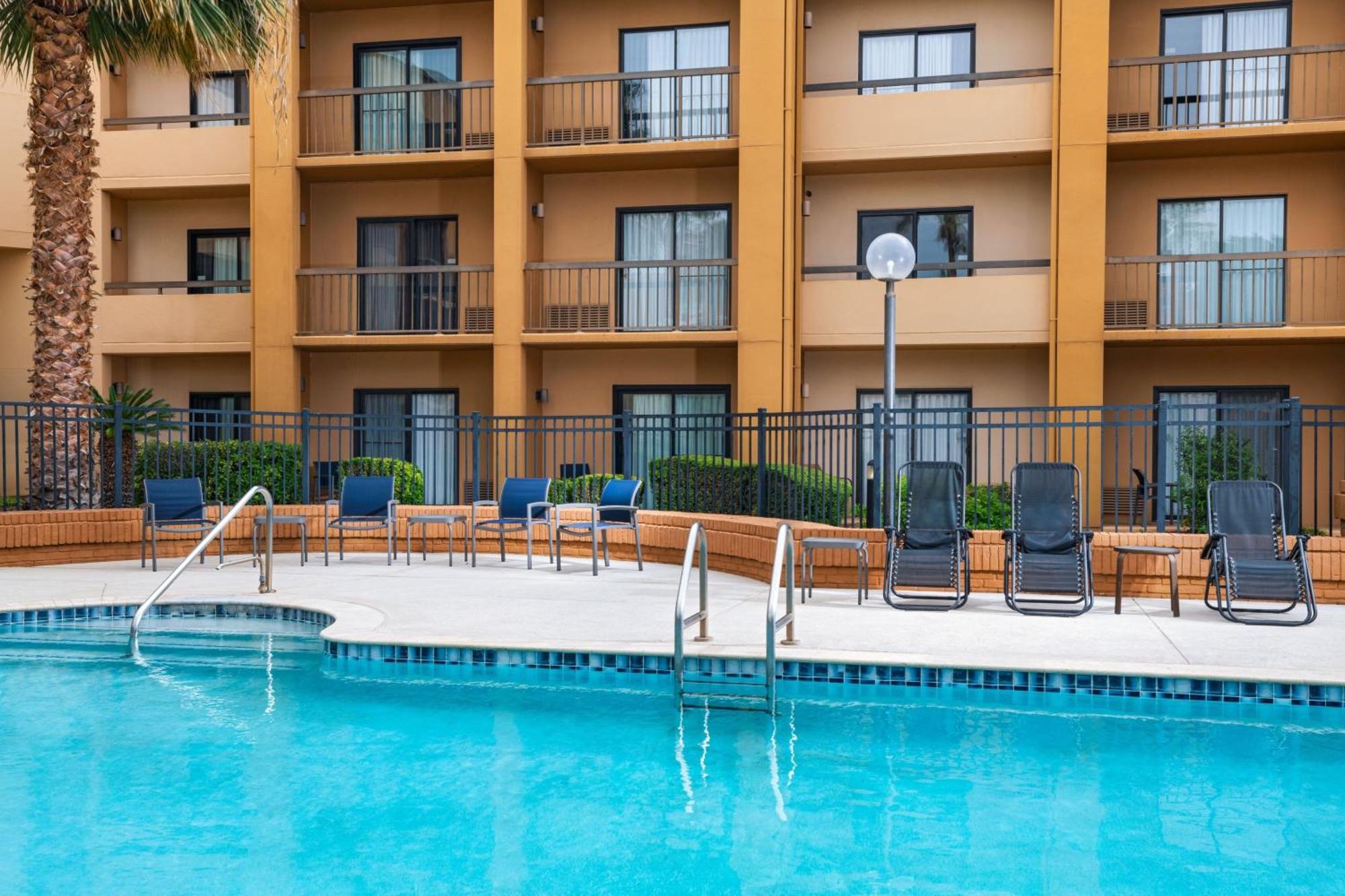 Courtyard By Marriott San Antonio Airport Hotel Buitenkant foto