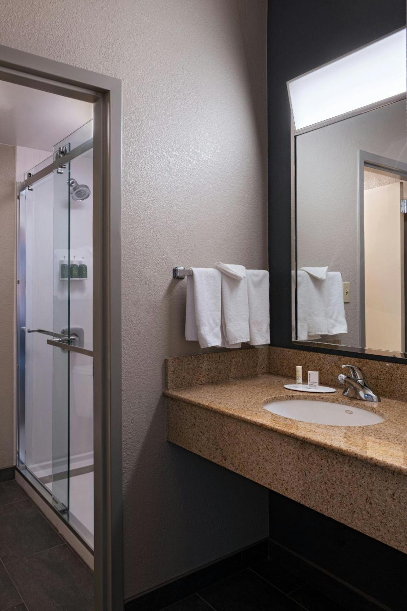 Courtyard By Marriott San Antonio Airport Hotel Buitenkant foto
